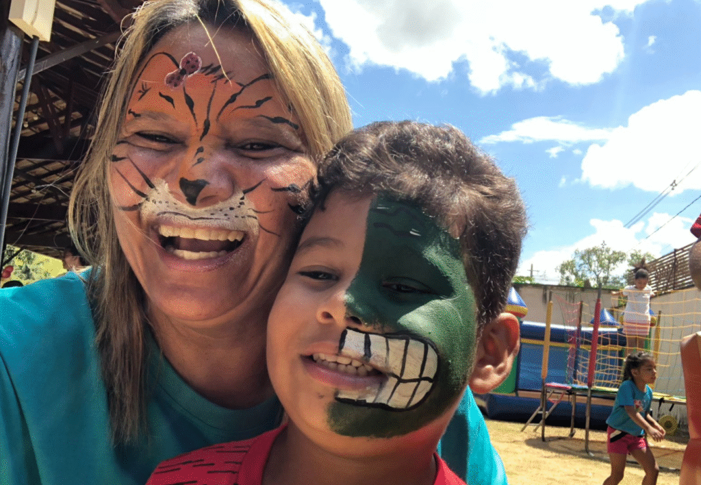 A pintura de rosto fez sucesso entre as crianças, tornando o dia ainda mais especial